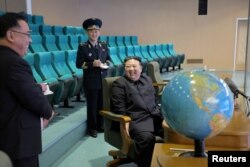 Kim memeriksa foto satelit mata-mata baru dari 'wilayah target'. (Foto: via Reuters)