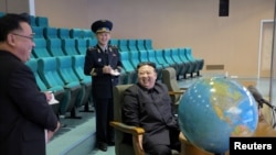 北韓官媒朝中社2023年11月25日發布照片顯示，北韓領導人金正恩視察國家航空航天技術管理局平壤總控制中心。