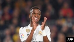 Vinicius Junior encourage ses coéquipiers lors de la demi-finale de la Copa del Rey entre le FC Barcelona et le Real Madrid, Espagne, le 6 février 2019.