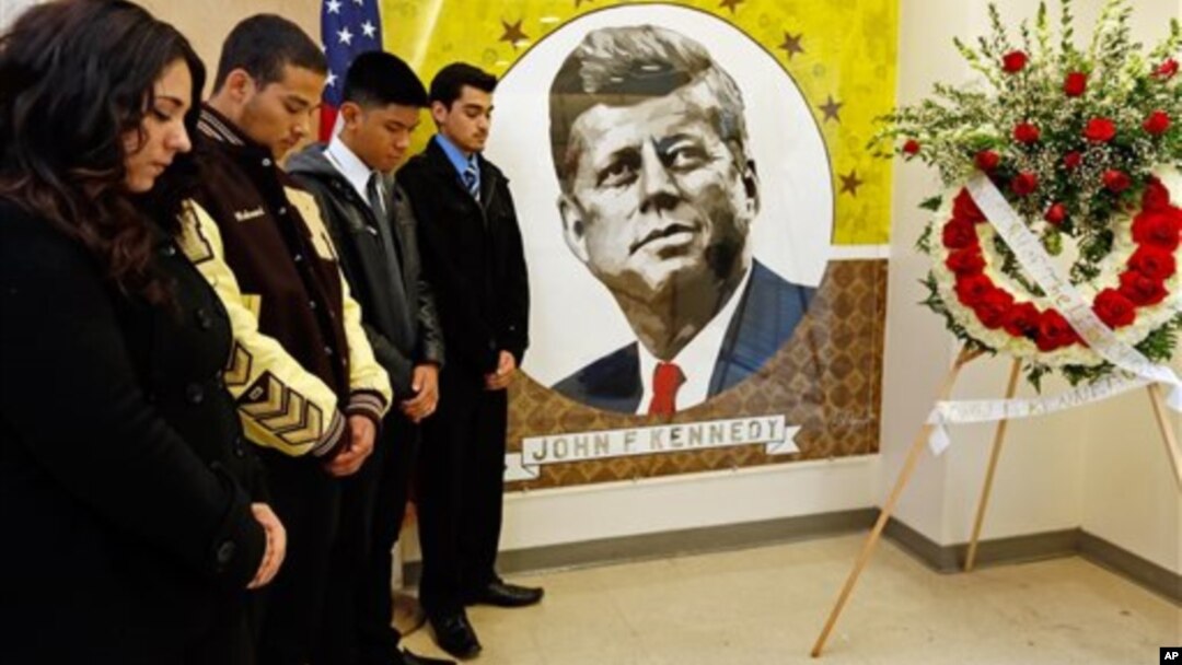 Estudiantes de una escuela segundaria que lleva el nombre de Kennedy en Granada Hills, California, rinden tributo a su memoria.