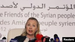 Menlu AS Hillary Clinton memberikan keterangan pers usai pertemuan 'Friends of Syria' di Tunis, Februari lalu (foto: dok).