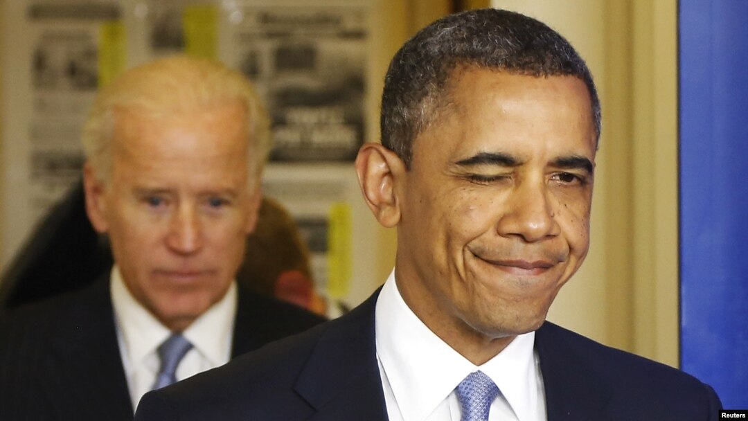 Predsednik Obama namiguje novinarima u sali za medije sa potpredsednikom Džozefom Bajdenom