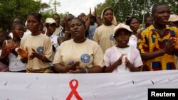 La population participe à la marche de Médecins du monde qui encourage le dépistage du VIH et du Sida près de Cotonou, Bénin, le 1er décembre 2007.