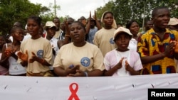 Des gens participent à la marche de Médecins du monde qui encourage le dépistage du VIH et du Sida près de Cotonou, Bénin, le 1er décembre 2007.