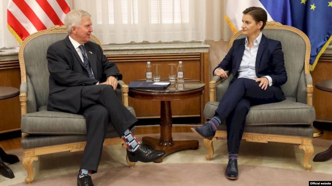 Predsednica Vlade Srbije Ana Brnabić razgovara sa ambasadorom SAD Kajlom Skotom, tokom oproštajnog susreta, u Vladi Srbije, u Beogradu, 23. septembra 2019. (Foto: Sajt Vlade Republike Srbije).
