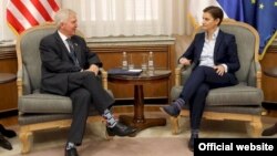 Predsednica Vlade Srbije Ana Brnabić razgovara sa ambasadorom SAD Kajlom Skotom, tokom oproštajnog susreta, u Vladi Srbije, u Beogradu, 23. septembra 2019. (Foto: Sajt Vlade Republike Srbije).