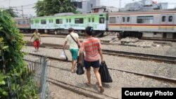 Sukarelawan mendistribusikan makanan kepada waria di Kampung Duri dan Kali Anyar, Jakarta Barat. (Courtesy: Teater Seroja & Tim QLC) 