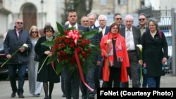 Bivši članovi Vlade Zorana Đinđića položili su venac na mestu gde je Đinđić ubijen u dvorištu Vlade Srbije, 22. marta 2025. (Foto: Fo/Net)