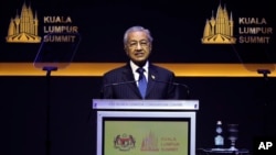 PM Malaysia Mahathir Mohamad memberikan pidato pada pembukaan KTT Islam di Kuala Lumpur Summit, Malaysia, Kamis (19/12). 