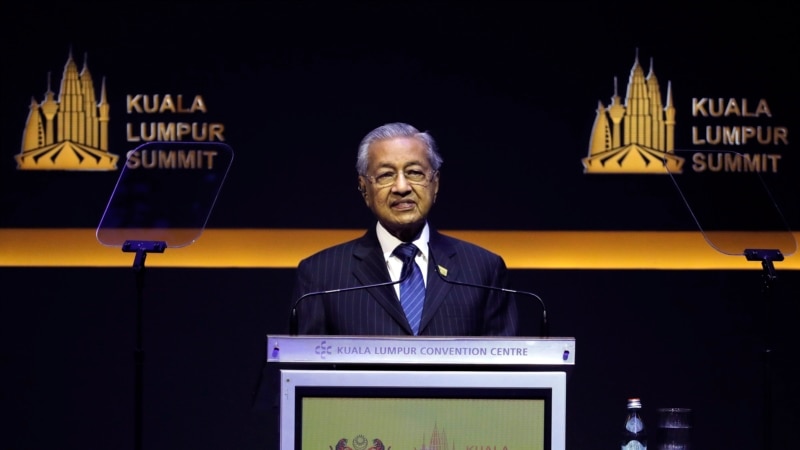 Malaysia’s Mahathir Mulls Risks, Rewards of Postponed Power Transfer