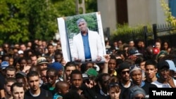 Des habitants du département de Val d'Oise, au nord de Paris, manifeste contre la mort de Adama Traore lors de son interpellation, le 23 juillet 2016.