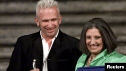 Perancang busana ternama Jean Paul Gaultier(kiri) dan Laura Biagiotti pada acara pameran busana di Roma (foto: dok). 