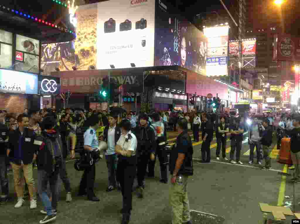 数以百计香港市民在旺角几外路段聚集 (美国之音海彦拍摄)
