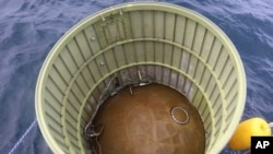 Foto suministrada por el Ministerio de Defensa de Corea del Sur muestra un objeto cilíndrico extraído del mar por los militares que probablemente es parte de un fallido intento de Corea del Norte de colocar un satélite espía en órbita el 31 de mayo de 2023.