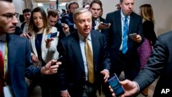 Senator Lindsey Graham (tengah) memberikan penjelasan kepada media mengenai kemajuan dalam pembahasan anggaran pemerintah federal di Capitol Hill, Washington DC, Kamis (18/1).