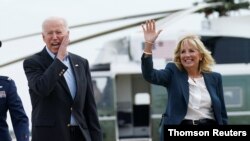 조 바이든 미국 대통령과 부인 질 바이든 여사가 9일, 백악관 인근 엘립스 공원에서 대통령 전용헬기 '마린원'에 탑승하기 전 인사하고 있다.