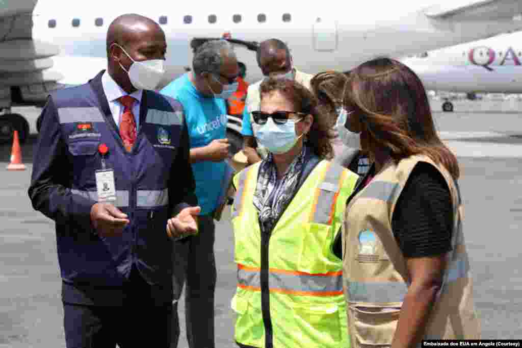 Secretário de Estado Ministério da Saúde para Área Hospitalar, Leonardo Inocêncio (esq.) e Embaixadora dos EUA em Angola, Nina Maria Fite (no meio) no Aeroporto Internacional 4 de Fevereiro recebem doação de vacinas COVID-19. Out. 28, 2021