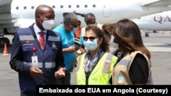 Secretário de Estado Ministério da Saúde para Área Hospitalar, Leonardo Inocêncio (esq.) e Embaixadora dos EUA em Angola, Nina Maria Fite (no meio) no Aeroporto Internacional 4 de Fevereiro recebem doação de vacinas COVID-19. Out. 28, 2021