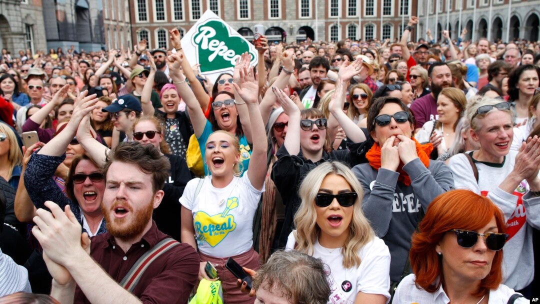 Reaksi para pendukung pencabutan larangan aborsi saat mengetahui hasil referendum atas Amandemen ke-8 Konstitusi Irlandia di Kastil Dublin, di Dublin 26 Mei 2018. 
