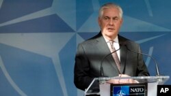 El secretario de Estado de EE.UU., Rex Tillerson, habla con la prensa antes de su reunión con los ministros de Relaciones Exteriores de la OTAN, en Bruselas, el viernes, 31 de marzo, de 2017.