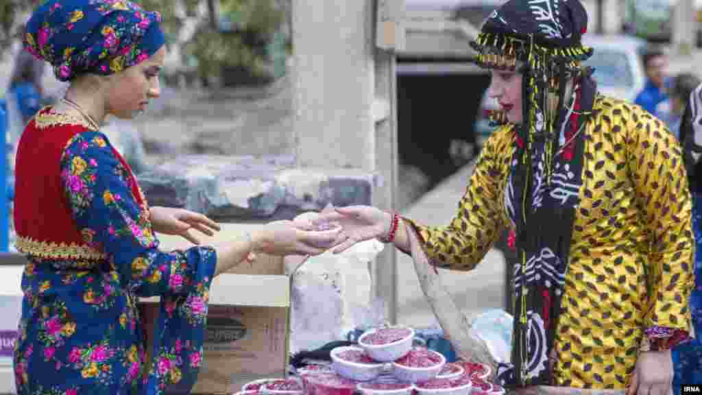 جشن شکرگزاری برداشت انار در روستای زردویی پاوه ، کرمانشاه. عکس: بهمن زارعی