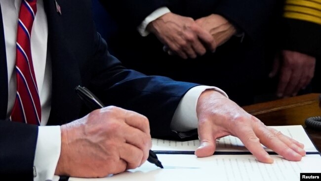 Các giới chức Hoa Kỳ cho biết Tổng thống Donald Trump sẽ ký một sắc lệnh hành pháp về các công ty truyền thông xã hội vào ngày 28/5/2020.