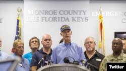 "Salgan rápido" urgió el gobernador de Florida Rick Scott a los residentes del estado que han recibido órdenes de evacuación. Scott, pidió voluntarios y suspendió el pago de peaje en las autopistas para facilitar el flujo de tráfico por las evacuaciones.