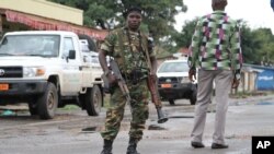 Un soldat burundais en poste dans un quartier de Bujumbura, Burundi.