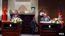 Foreign minister of Cambodia Hor Namhong and China's foreign minister Wang Yi at press conference, August 21, 2013. 