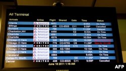Bảng điện tử ở phi trường La Guardia Airport ở New York thông báo các chuyến bay bị hoãn và hủy của hãng United Airlines do hệ thống máy tính trục trặc, ngày 17 tháng 6, 2011