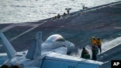 Jet tempur F/A-18 milik Angkatan Laut AS bersiap meluncur dari lintasan di kapal induk USS Theodore Roosevelt di Laut China Selatan, pada 5 Juli 2024. (Foto: Seaman Aaron Haro Gonzalez/U.S. Navy via AP)