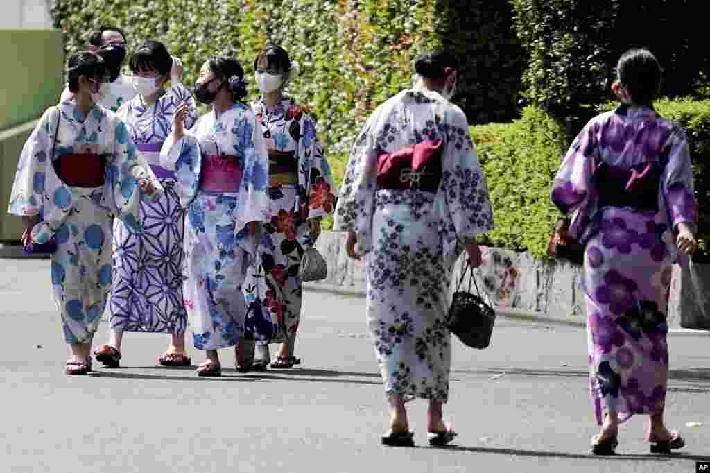 일본 도쿄의 아사쿠사에서 기모노를 입은 여성들이 신종 코로나바이러스 감염 예방을 위해 마스크를 쓰고 있다. 