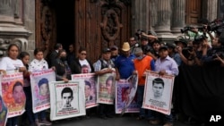 Parientes de algunos de los 43 estudiantes de Ayotzinapa, desaparecidos hace 10 años en el estado de Guerrero, llegaron a un encuentro con la presidenta mexicana electa Claudia Sheinbaum, en el Museo de Ciudad de México, el lunes 29 de julio de 2024. 