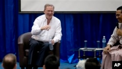 Pimpinan perusahaan Google, Eric Schmidt (kiri) saat diskusi interaktif dengan para mahasiswa di Ranggon, Burma (22/3). Schmidt mendesak pemerintah Burma untuk memberikan ijin bagi pihak swasta untuk membangun pra-sarana telekomunikasi di negara tersebut, dengan menekankan pentingnya kompetisi dan kebebasan berbicara.