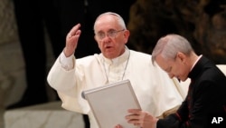 El papa Francisco da la bendición durante la audiencia de este miércoles.