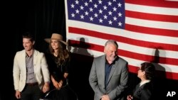 Joe O'Dea, candidato republicano a un escaño en el Senado que ostenta el demócrata Michael Bennet, en una fiesta electoral la noche de las primarias, el martes 28 de junio de 2022, en Denver. Foto AP.