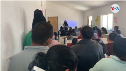 Albergue de inmigrantes situado en el barrio Anapra, en Ciudad Juárez, estado de Chihuahua, México. Inmigrantes escuchan charla mientras aguardan para entrar en EE.UU. [Foto: Celia Mendoza]