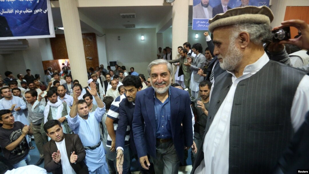 Afg'onistonda prezidentlikka nomzod Abdulla Abdulla Kobulda tarafdorlari bilan uchrashmoqda, 8-iyul, 2014-yil