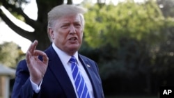 El presidente de Estados Unidos, Donald Trump, habla con la prensa en el jardín de la Casa Blanca, en Washington, el viernes 30 de agosto de 2019, antes de salir hacia Camp David, en Maryland. (AP Foto/Carolyn Kaster)