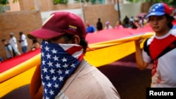 Los jóvenes siguen protestando en las calles de Venezuela frente a la represión.