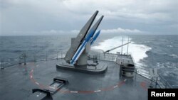 지대공 미사일을 장착한 타이완 해군 소속 구축함이 16일 필리핀과의 영유권 해역에서 군사훈련을 벌이고 있다.