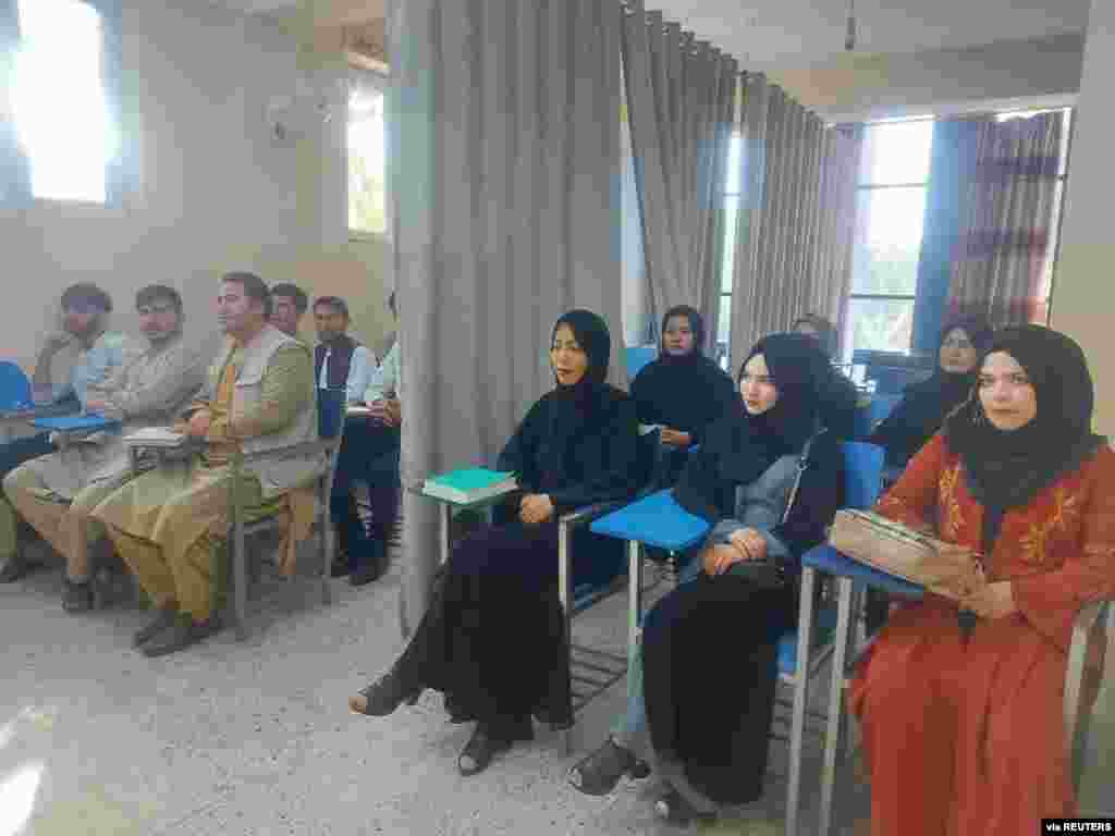 Kobuldagi Ibn Sino nomidagi universitetda ayollar va erkaklar alohida-alohida o'tirishi talab etilmoqda. Afg'oniston.