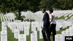 El presidente Barack Obama y la primera dama, Michelle Obama, visitaron las tumbas de soldados caídos en Afganistán e Irak en el Cementerio de Arlington, este sábado 10 de septiembre de 2011.