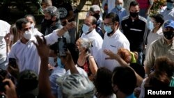 El presidente encargado, Juan Guaid,o saluda a sus seguidores durante una visita a un centro de votación durante una consulta popular destinada a rechazar las elecciones parlamentarias del 6 de diciembre, en Caracas, Venezuela, el 12 de diciembre de 2020.