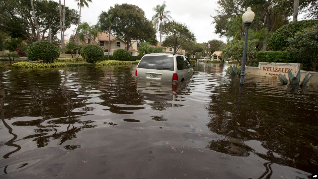 被洪水淹没的佛罗里达南部的街道。(photo:VOA)