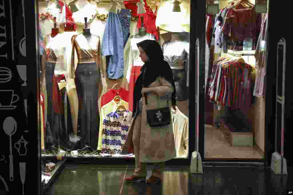 خبرگزاری آسوشیتدپرس در مجموعه عکس هایی با عنوان «زندگی روزانه در ایران» این عکس را منتشر کرده است. این خبرگزاری نوشت، تنش بین آمریکا و ایران افزایش یافته و توافق هسته‌ای در آستانه برهم خوردن است. 