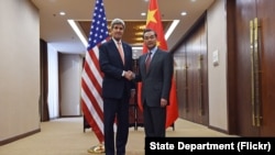 Menteri Luar Negeri AS John Kerry berjabat tangan Menteri Luar Negeri China Wang Yi setibanya di Kementerian Luar Negeri di Beijing, China, 27 Januari 2016.