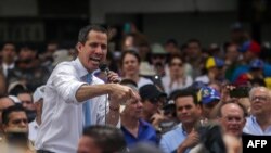 El líder de la oposición venezolana, Juan Guaido, se dirige a los partidarios durante una manifestación en el marco de una manifestación que se dirige a la Asamblea Nacional, en el distrito de Las Mercedes, en el este de Caracas, el 10 de marzo de 2020.