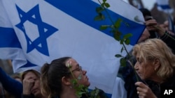 پرچم اسرائیل در دست سوگواران.