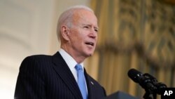 조 바이든 미국 대통령이 2일 백악관에서 정부의 신종 코로나바이러스 사태 대응 노력에 관해 연설했다.